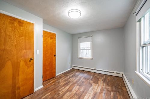 17 Arthur Ave, Enfield CT 06082-2502 exterior