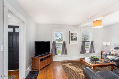 1844 Coit Ave, Grand Rapids MI 49505-4732 exterior