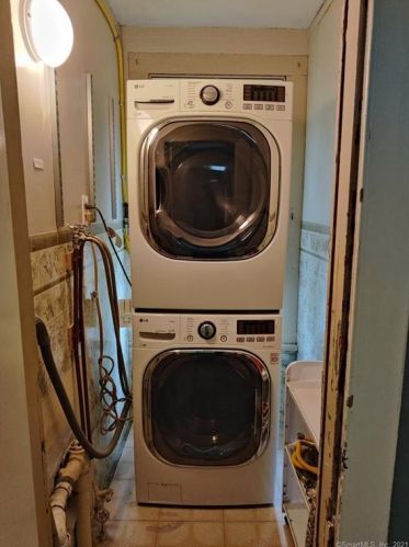 13 Elizabeth St, Norwalk CT 06854-3002 exterior