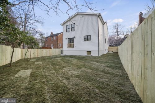 1505 Crestwood Dr, Alexandria VA  22302-2303 exterior