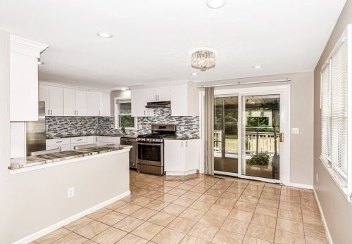 128 Tallyho Dr, Springfield MA  01118-1944 exterior