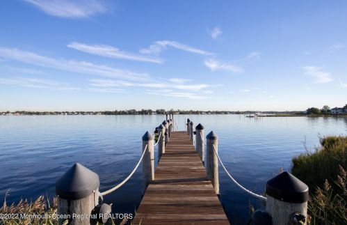 670 Little Silver Point Rd, Little Silver NJ  07739-1737 exterior