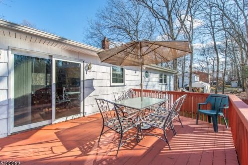 10 Metro Trl, Hopatcong NJ 07843-1554 exterior