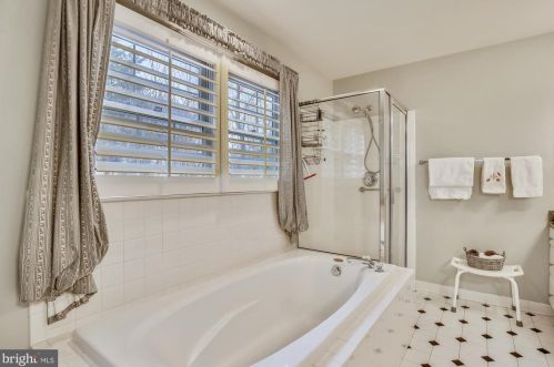 1276 Beverly Rd, Mc Lean VA 22101-2834 exterior