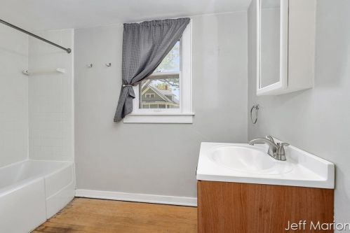 56 Un Ave, Grand Rapids MI 49503-4451 exterior