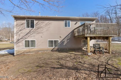 806 Grindle Dr, Lowell MI 49331-9326 exterior