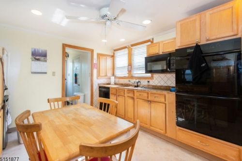 20 Sindle Ave, West Paterson NJ 07424-1650 exterior