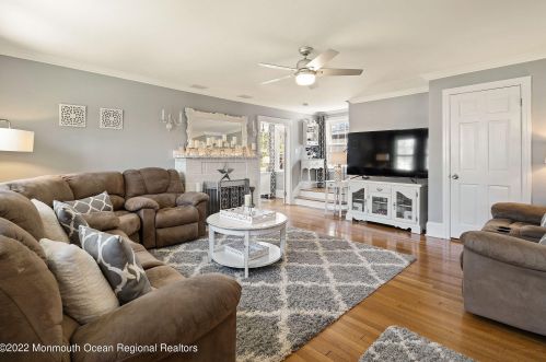 70 Emerald Pl, Clark NJ 07066-1410 exterior