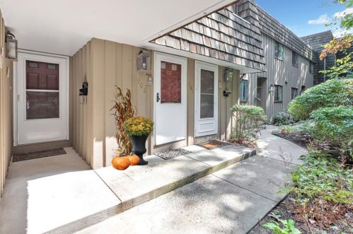 102 Ledgebrook Dr, Norwalk, CT 06854-1069