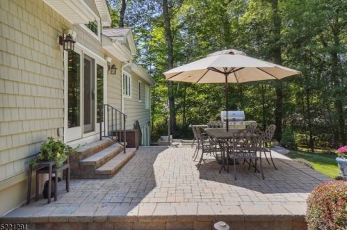 61 Webster Dr, Berkeley Heights NJ 07922-2028 exterior