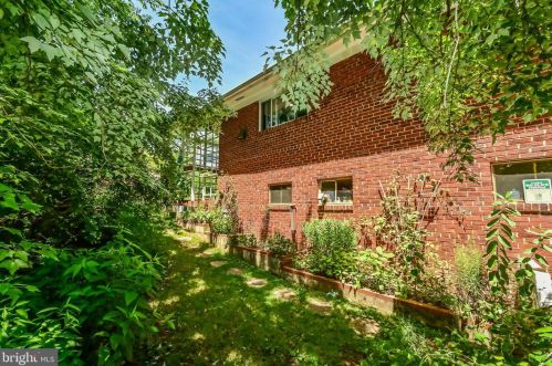 5615 Chase Ct, Alexandria VA 22312-6318 exterior