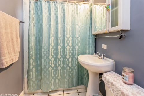 1004 Oakland Ave, Joliet IL 60435-1720 exterior