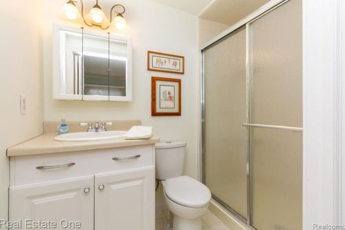 1439 Lantern Ln, Rochester MI 48306-4240 exterior