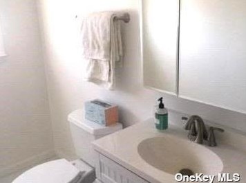 247 East Ave, Valley Stream NY  11580-3233 exterior