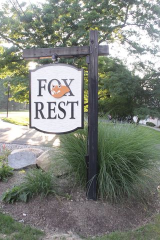 8689 Fox Rest Dr, Cleveland, OH 44141-1803