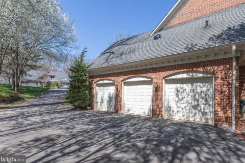 884 Alvermar Rdg Dr, Mc Lean VA 22102-1435 exterior