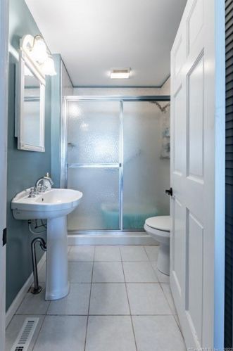 168 Montowese Ave, North Haven CT 06473-3806 exterior