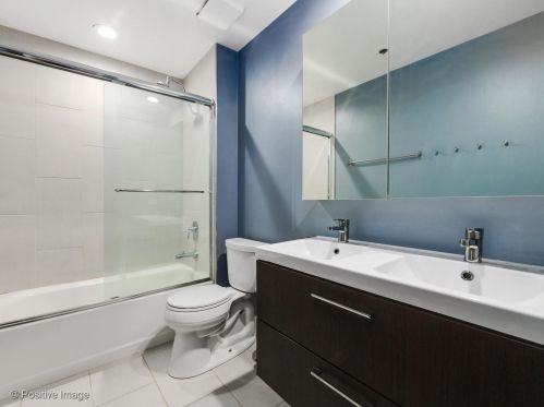 420 Grand Ave, Chicago IL  60654-3506 exterior