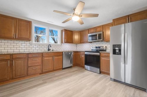 92 West St, Windsor Locks CT  06096-1813 exterior