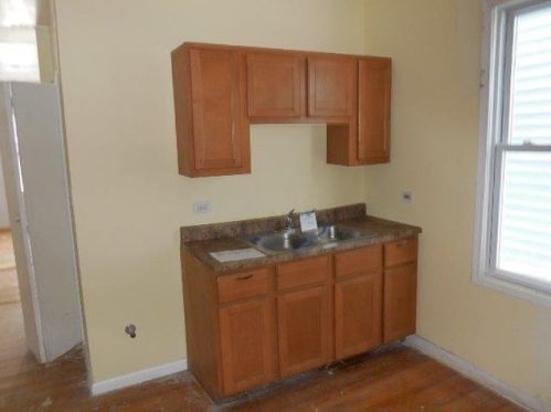 8238 Houston Ave, Chicago IL 60617-2147 exterior