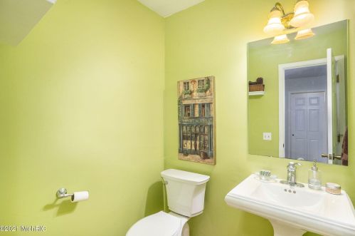 2484 Knapp St, Grand Rapids MI 49505-4417 exterior