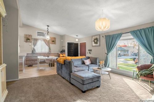 7644 Charlesworth St, Dearborn Heights MI  48127-1614 exterior