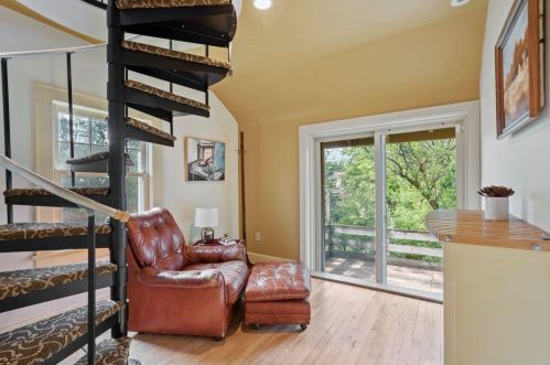 2414 Jarvis St, Milwaukee WI  53211-2128 exterior