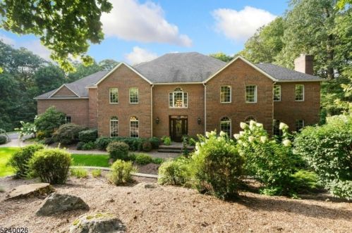 27 Douglas Dr, Sparta, NJ 07871-3040