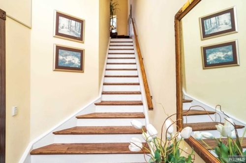 315 Livingston Ct, Edgewater NJ 07020-1639 exterior