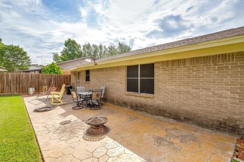 240 Cindy Ln, Burleson TX 76028-3842 exterior