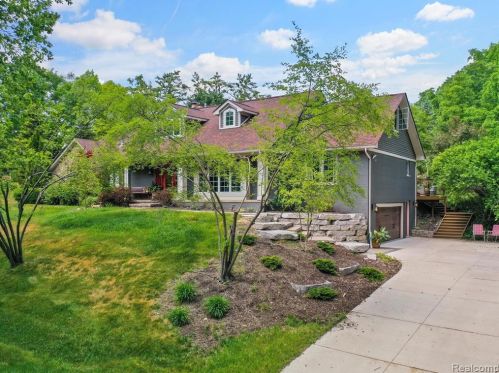 734 Edgewood Dr, Rochester, MI 48306-2632