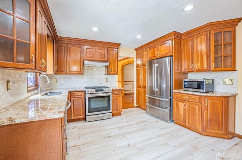 35 Sandalwood Dr, Edison NJ 08820-1249 exterior