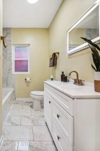 8232 Luella Ave, Chicago IL 60617-1842 exterior