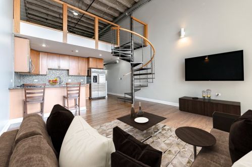 2545 Dearborn St, Chicago IL  60616-4990 exterior