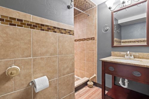 1015 121, Milwaukee WI 53226-3309 exterior