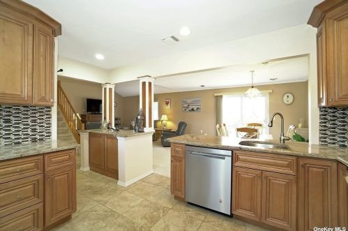 74 Scarlett Dr, Commack, NY 11725-4632