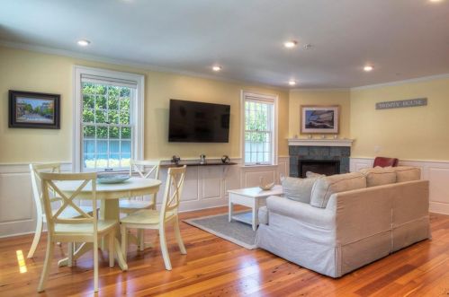 46 Church St, Middletown RI  02840-3022 exterior