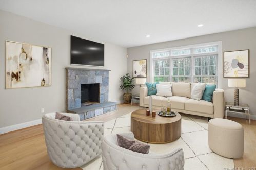 10 Azalea Ln, Ellington CT  06029-3063 exterior