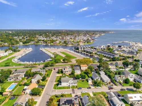 222 Cedar Ln, Babylon NY  11702-4417 exterior