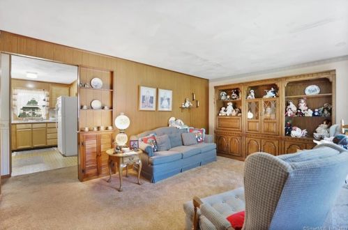 2 Tanglewood Ave, Enfield CT 06082-2622 exterior