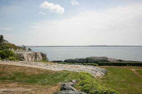 575 Tuckerman Ave, Middletown RI 02842-6062 exterior