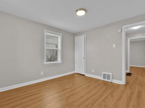 1701 Korando Ave, Saint Louis MO 63114-2425 exterior