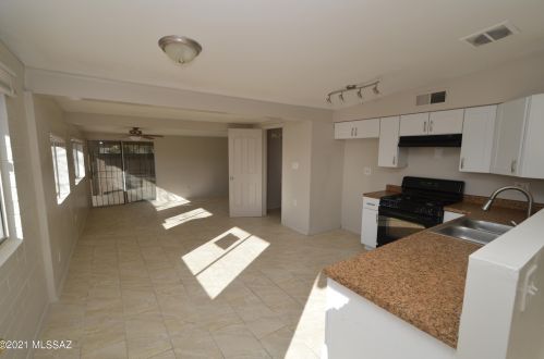 372 Corona Rd, Tucson AZ 85746-8809 exterior