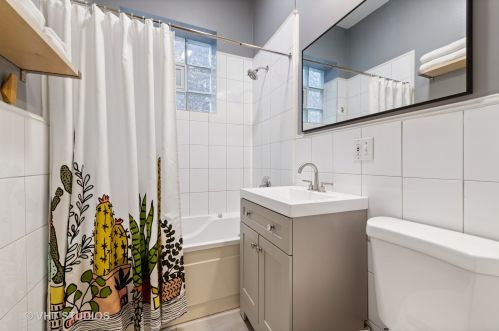 2139 Montrose Ave, Chicago IL 60618-1719 exterior