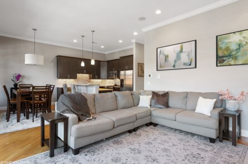 2901 Halsted St, Chicago, IL 60657-5117