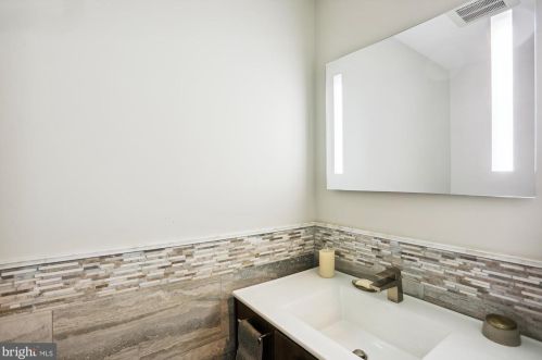 18052 Ml Crk Dr, Rockville MD 20855-1000 exterior