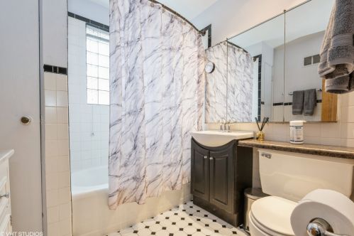 3534 Pne Grv Ave, Chicago IL 60657-1877 exterior