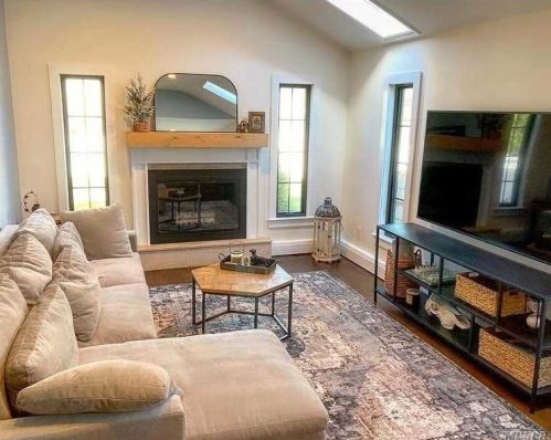 108 Gannet Dr, Commack NY 11725-4904 exterior