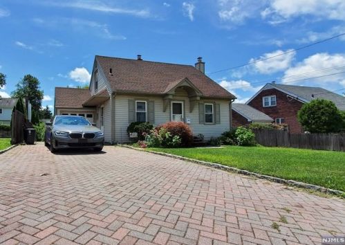 16 Crest Dr, Cresskill NJ  07626-2241 exterior