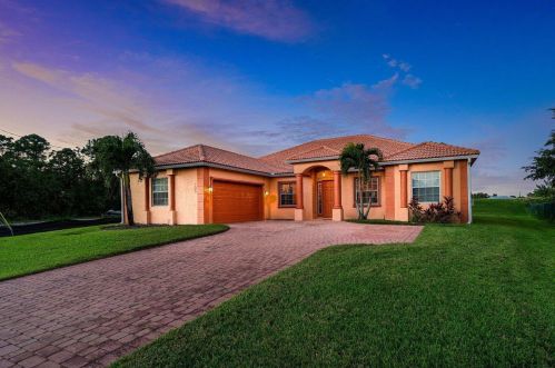 386 Dalton Cir, Fort Pierce FL 34953-5850 exterior